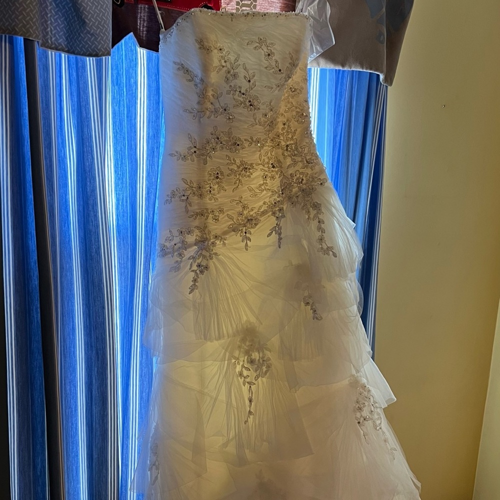 Enzoani Arabella Wedding dress with Swarovski crystals.  Never worn!!